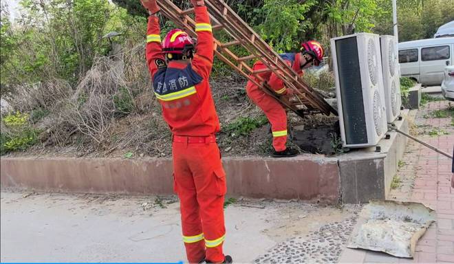 8旬老人摘槐花跌入通风管道济南消防快速救援(图1)
