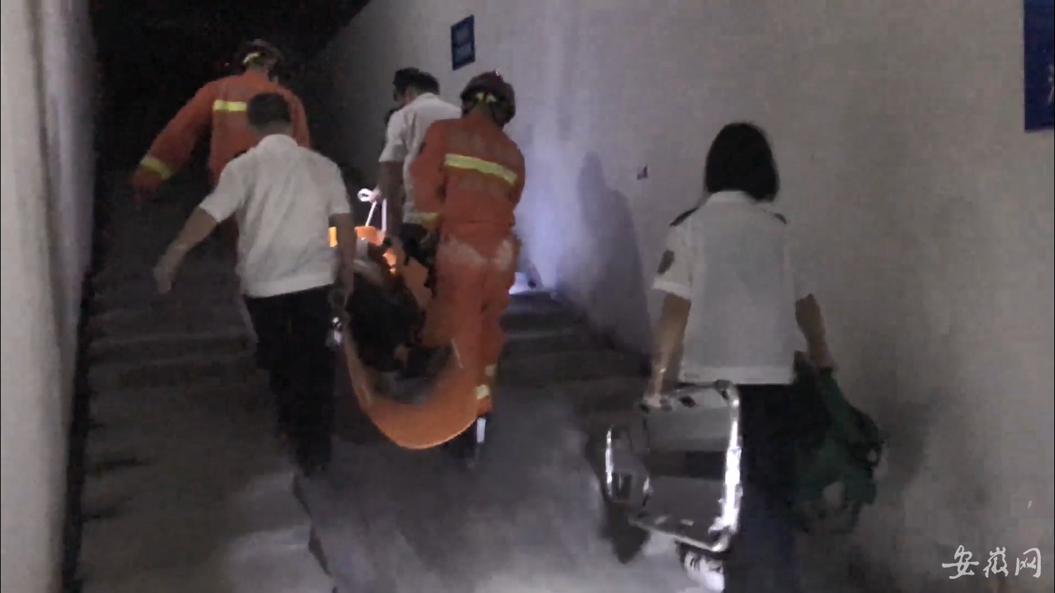 芜湖：两人聚会后商场散步不慎失足坠入通风管道(图2)