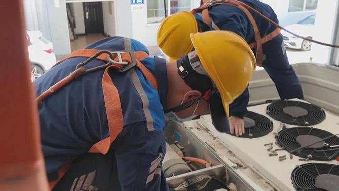 冷空调开机保养进行时随时随地为乘客送清凉→(图1)