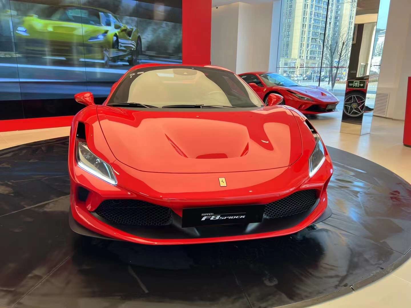 稍微“便宜”一点的梦想跑车意大利进口的入门超跑法拉利F8(图1)