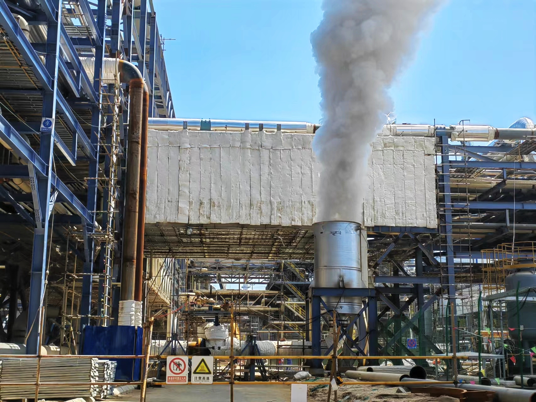 十三化建山东裕龙管廊项目高压蒸汽管道吹扫工作顺利完成(图1)