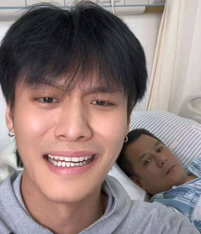 疯狂大小杨哥全家福曝光三代归宗有说法(图6)