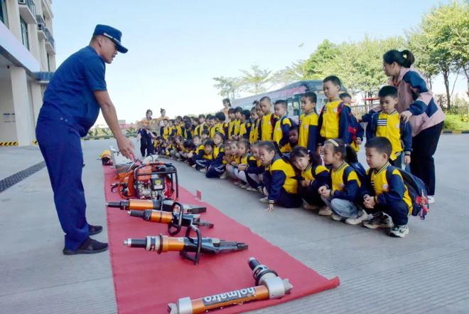 开放日好热闹！大小朋友一起趣学消防安全知识(图1)