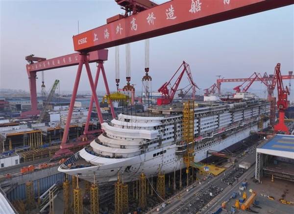 国产第二艘大型邮轮“爱达·花城号”主船体近完工2026年底将交付(图1)