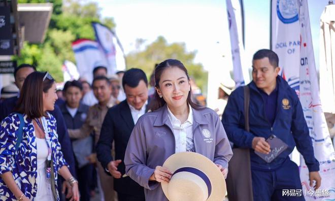 38岁泰国美女总理考察旅游点！穿休闲风亮相很干练处于风口浪尖(图2)