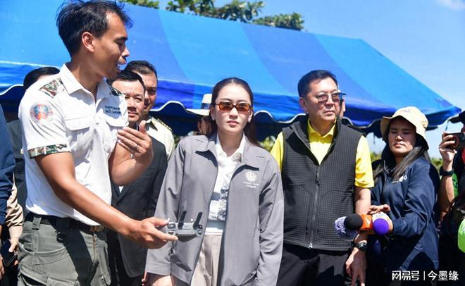 38岁泰国美女总理考察旅游点！穿休闲风亮相很干练处于风口浪尖(图1)