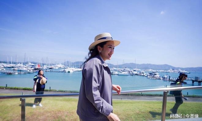 38岁泰国美女总理考察旅游点！穿休闲风亮相很干练处于风口浪尖(图3)