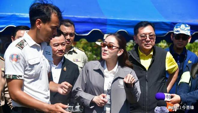 38岁泰国美女总理考察旅游点！穿休闲风亮相很干练处于风口浪尖(图4)