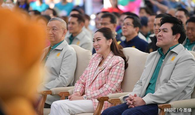 38岁泰国美女总理考察旅游点！穿休闲风亮相很干练处于风口浪尖(图8)