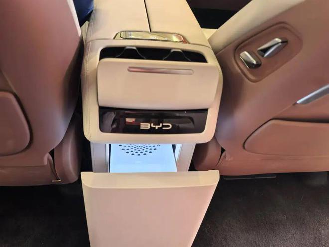 比亚迪夏登陆南京电视冰箱航空座椅第三排座椅可电动折叠(图9)