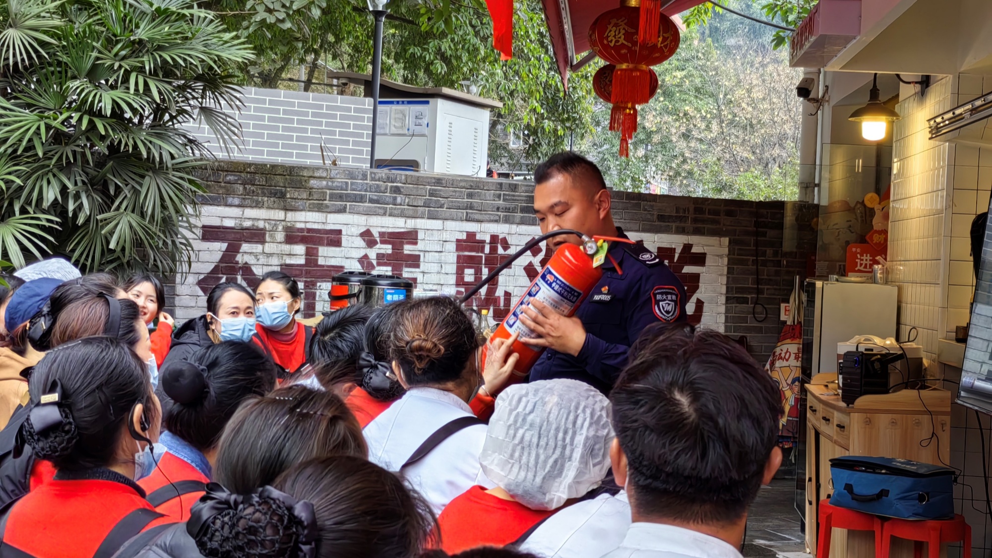 渝中化龙桥街道“有事说是”警示会聚焦餐饮行业消防安全(图2)