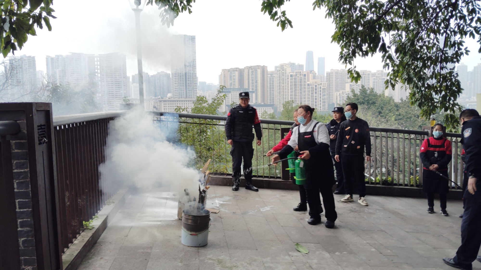 渝中化龙桥街道“有事说是”警示会聚焦餐饮行业消防安全(图3)