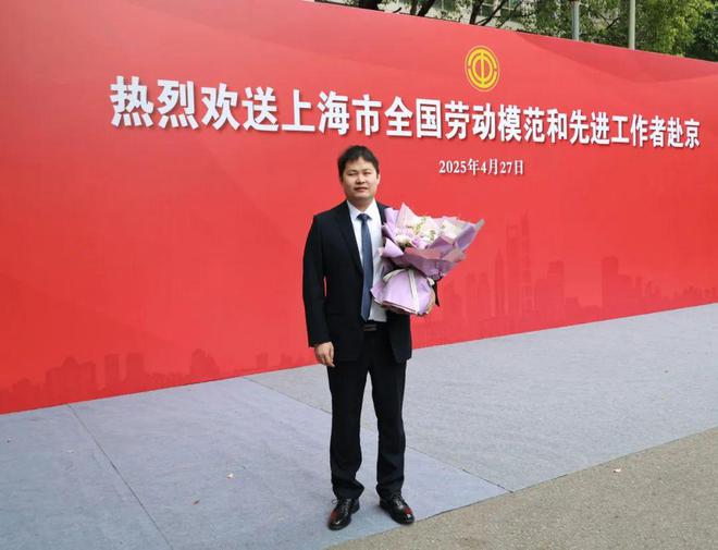 今天金山这三个人走进人民大会堂(图1)