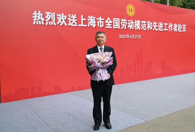 今天金山这三个人走进人民大会堂(图2)