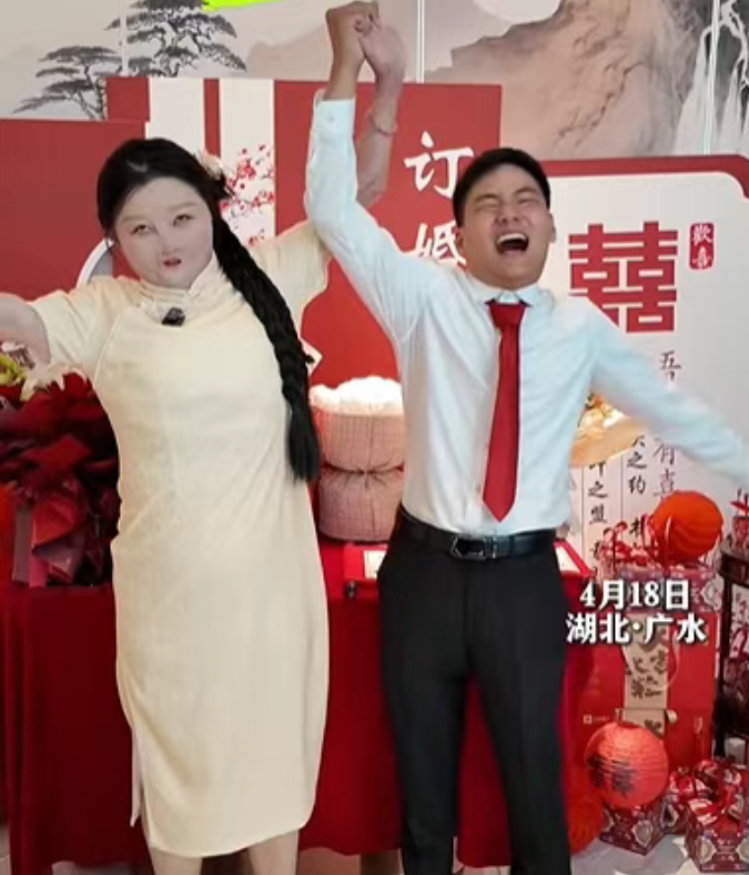 全身95%烧伤女孩订婚了与未婚夫同年同月同日生本人发声：请大家祝福我们吧(图1)