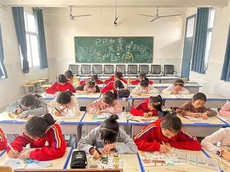 童心绘世界故事伴成长潢川县宁西路小学开展世界读书日系列活动(图3)