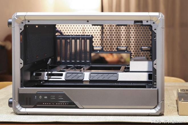 不仅颜值出众更兼顾散热的电竞海景房机箱乔思伯X400来了(图17)