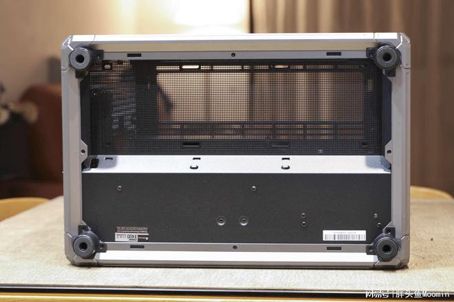 不仅颜值出众更兼顾散热的电竞海景房机箱乔思伯X400来了(图15)