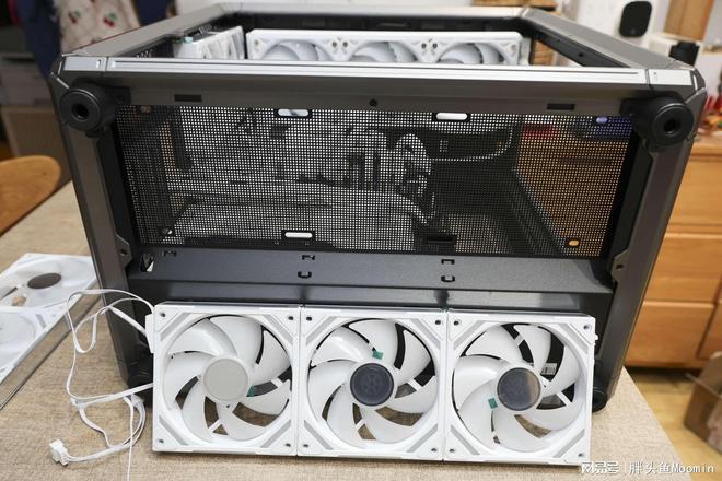 不仅颜值出众更兼顾散热的电竞海景房机箱乔思伯X400来了(图31)