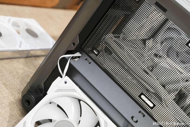不仅颜值出众更兼顾散热的电竞海景房机箱乔思伯X400来了(图32)