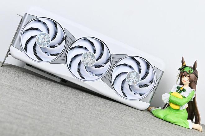 影驰RTX5070星曜LUNAOC游戏显卡开箱拆解评测(图3)