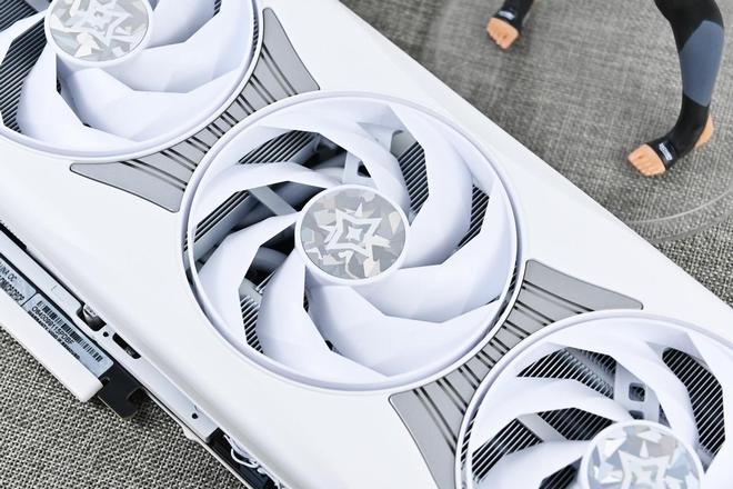 影驰RTX5070星曜LUNAOC游戏显卡开箱拆解评测(图4)