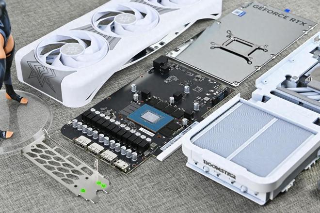 影驰RTX5070星曜LUNAOC游戏显卡开箱拆解评测(图1)