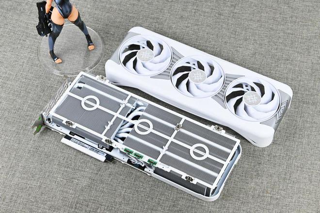 影驰RTX5070星曜LUNAOC游戏显卡开箱拆解评测(图7)