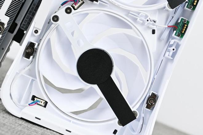 影驰RTX5070星曜LUNAOC游戏显卡开箱拆解评测(图8)