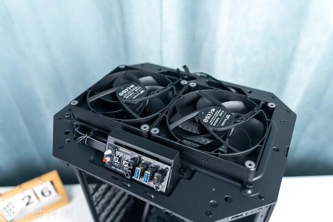 占地小内部空间大华擎B850M-XWIFI主板搭配Tower300机箱(图6)