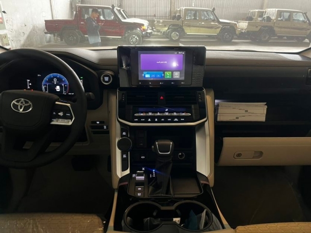 2025款丰田陆巡4000新增配置港口专卖店现车可分期直降8万(图4)