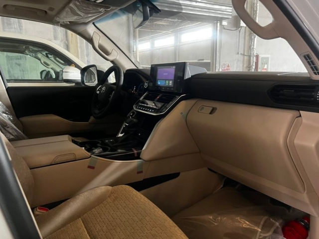 2025款丰田陆巡4000新增配置港口专卖店现车可分期直降8万(图9)